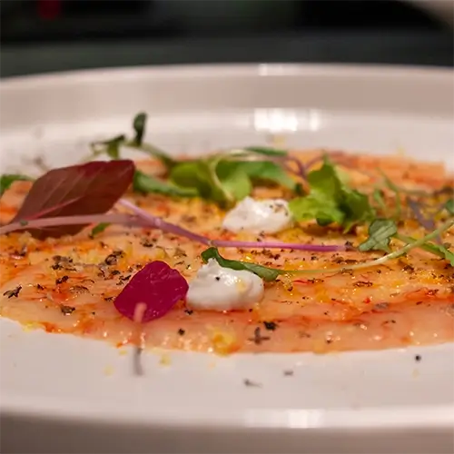 Carpaccio di gambero con germogli e ciuffi di crema del San Pietro Bistrot del Mare