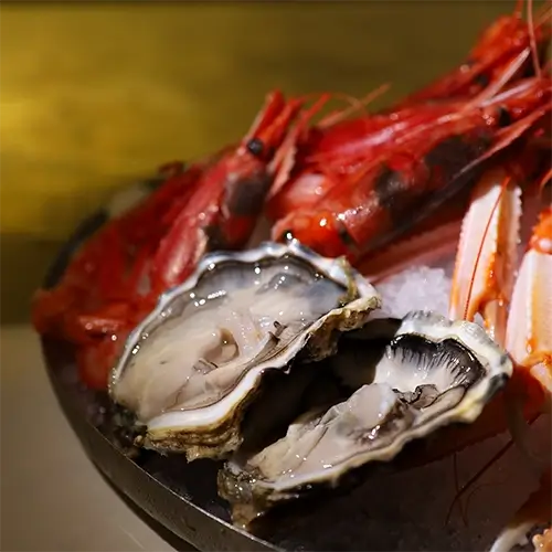 Gamberi rossi e ostriche del crudo di mare serviti su ghiaccio a Torre del Greco