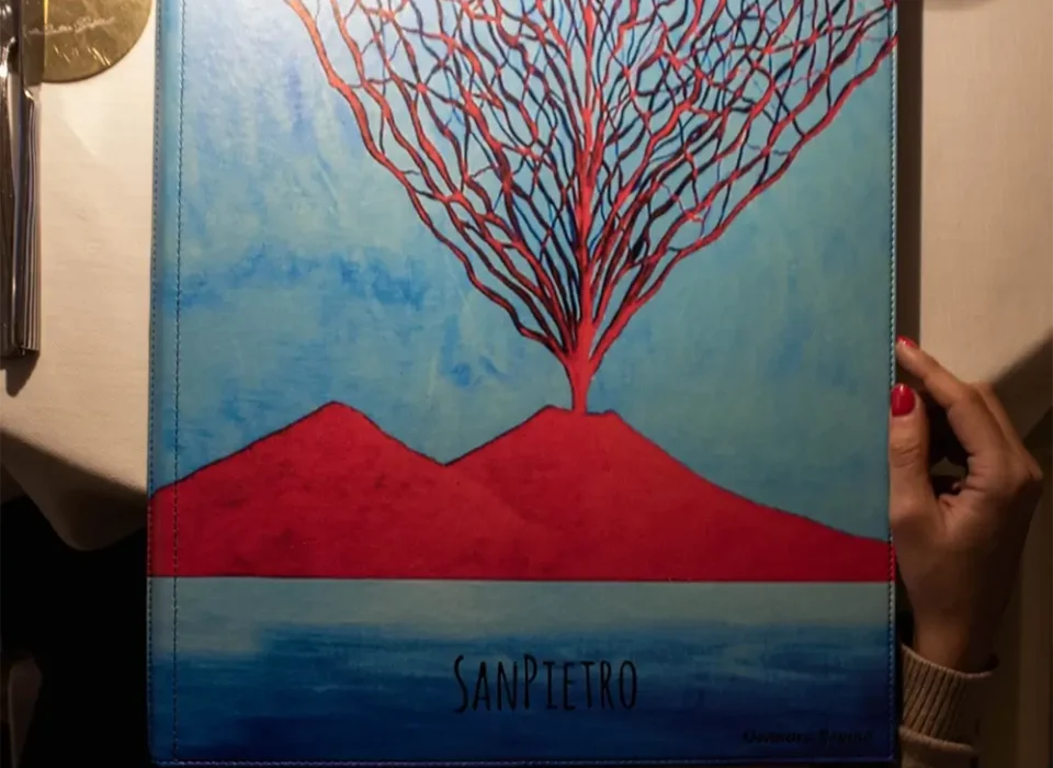 La copertina dipinta del menu del San Pietro con il Vesuvio e un ramo di corallo